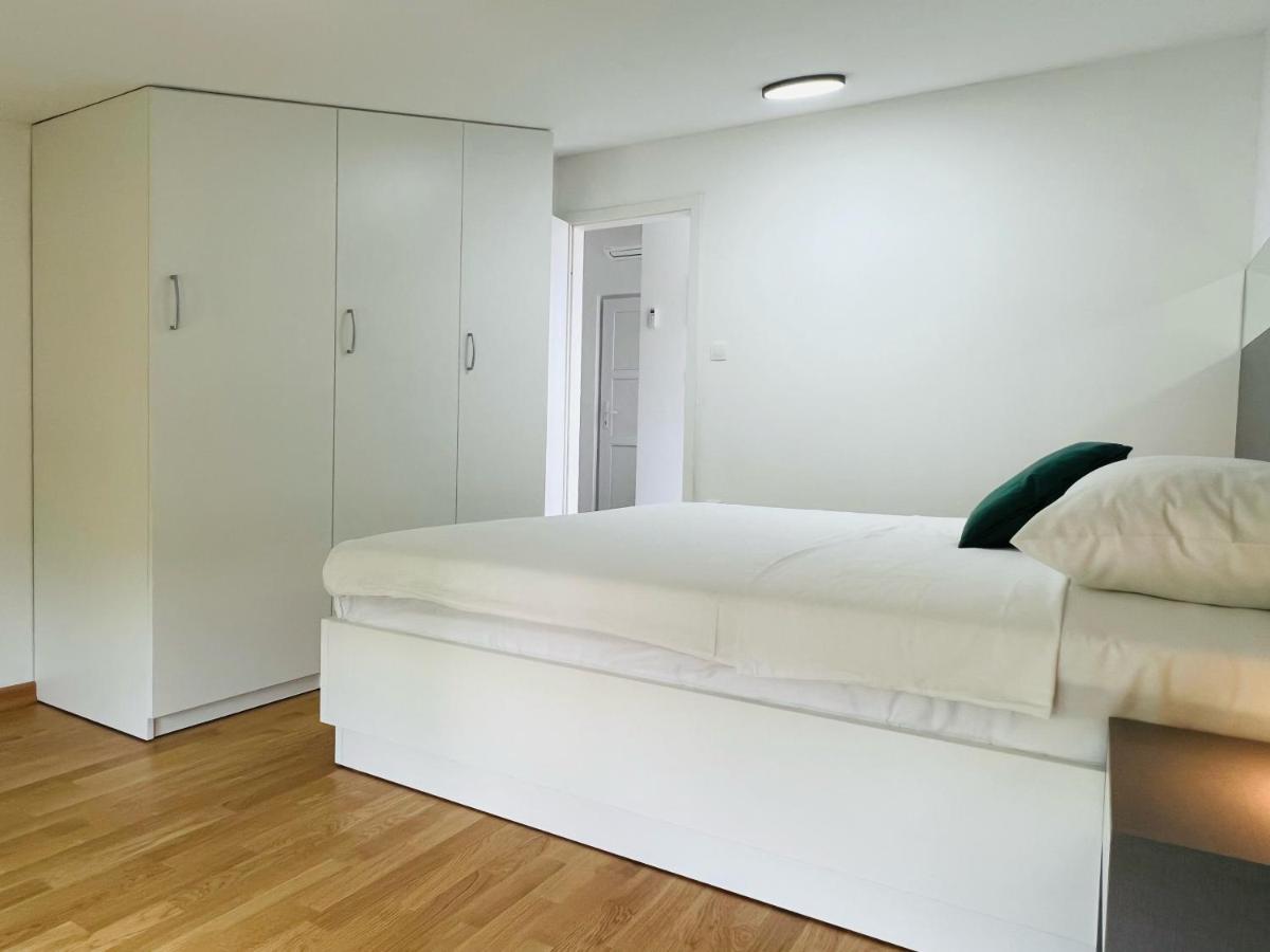 Avis Apartment *