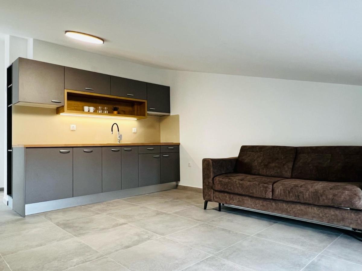 Avis Apartment *