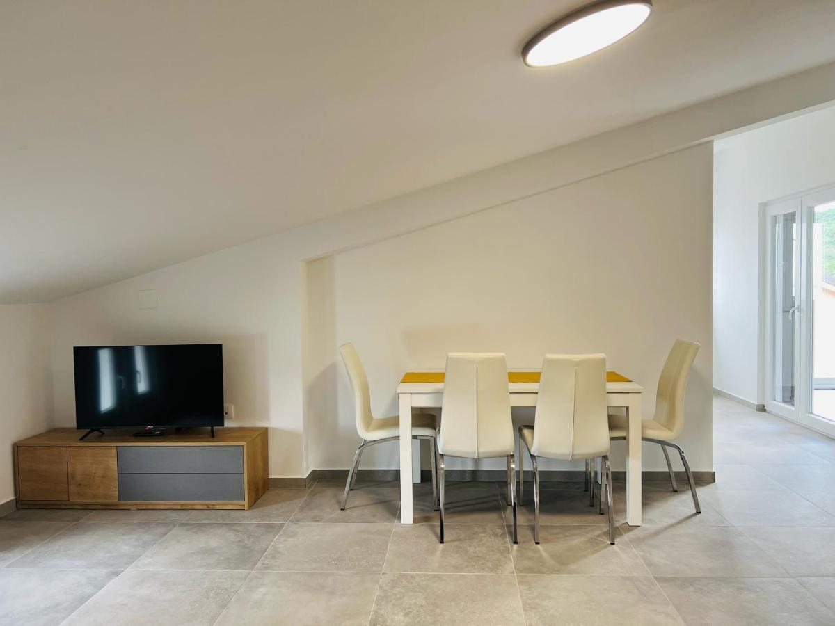 Avis Apartment *