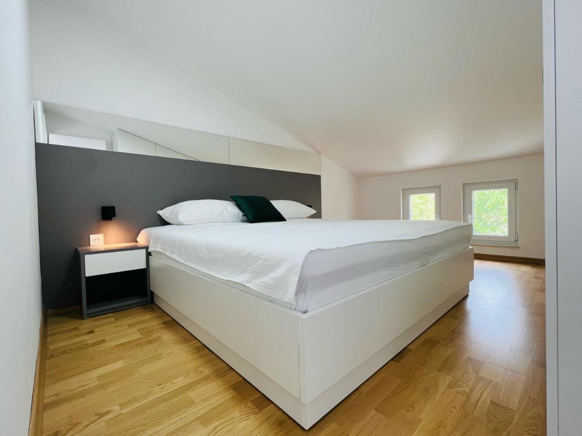 Avis Apartment