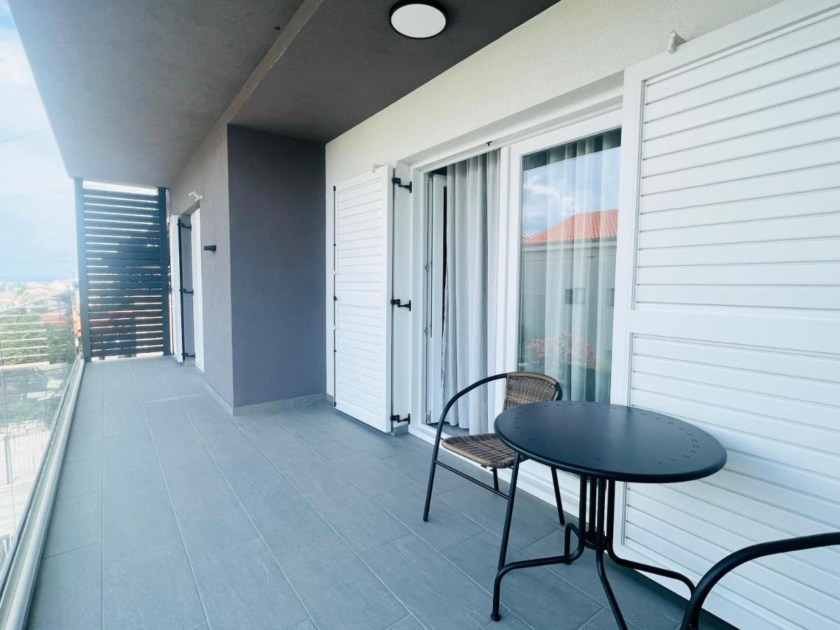 Avis Apartment