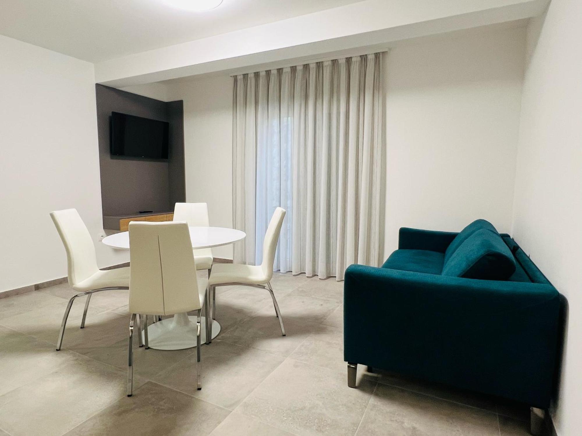 Avis Apartment *