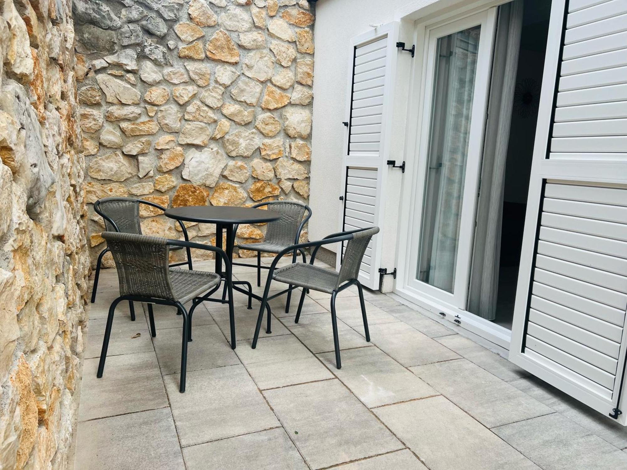 Avis Apartment